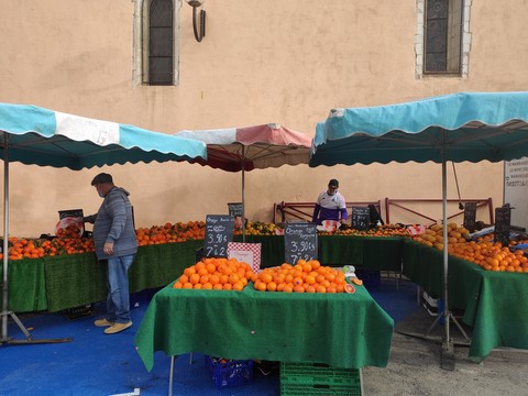 le marché du mardi à Oraison